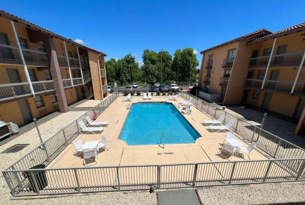 Days Inn by Wyndham Birmingham/West photo