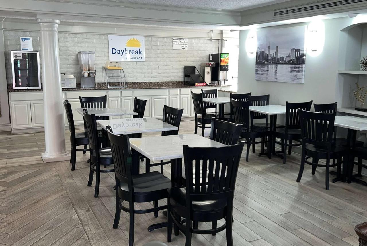 Days Inn by Wyndham Birmingham/West photo