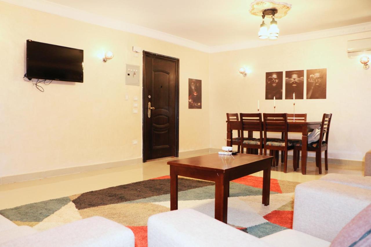 Golden Charming 3-Bed Apartment in Cairo photo