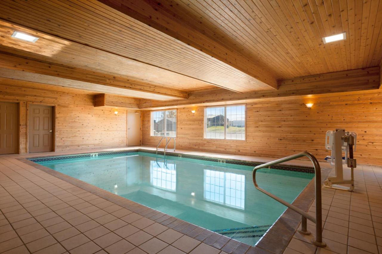 Heated swimming pool: Country Inn & Suites by Radisson, Albert Lea, MN