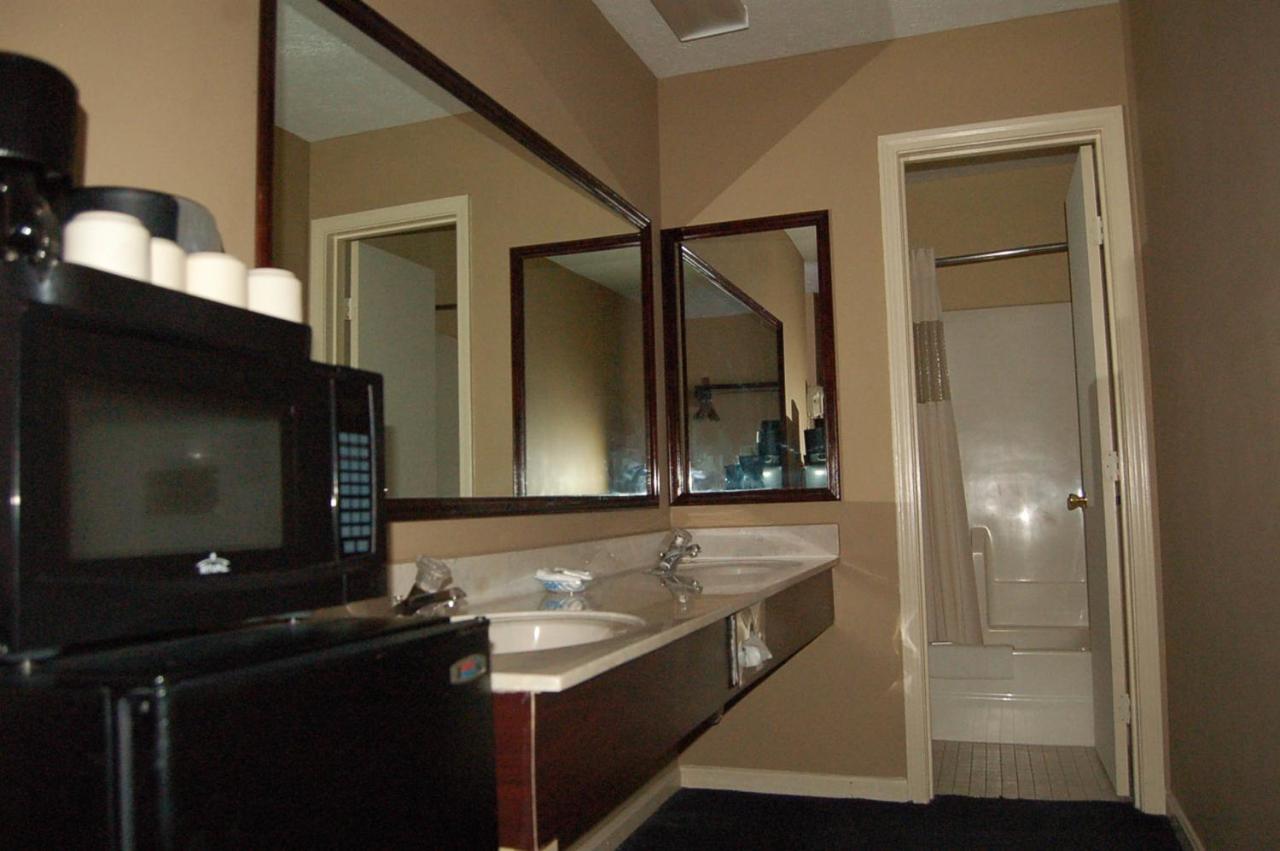 Golden Manor Inn & Suites — photo 3