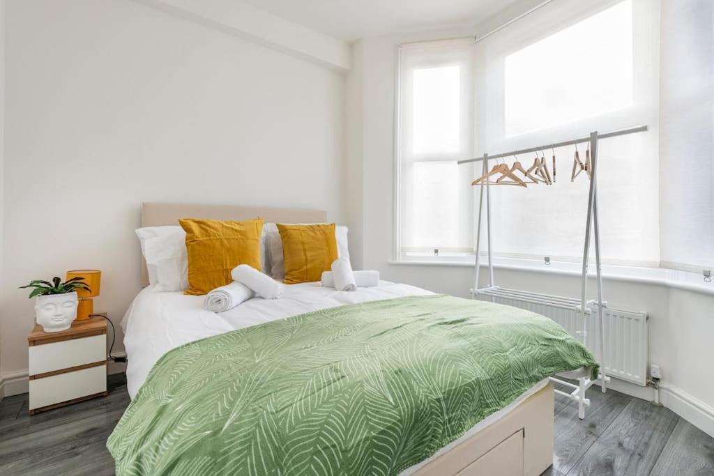 {{ hotelInfo.altText }}