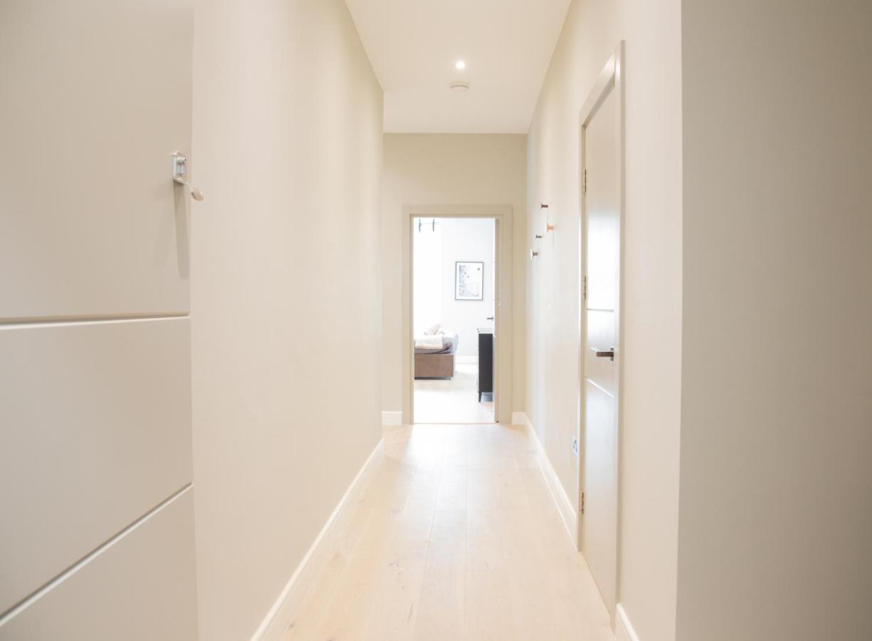 Luxury 2 Bedroom Apartment Near Train Station photo