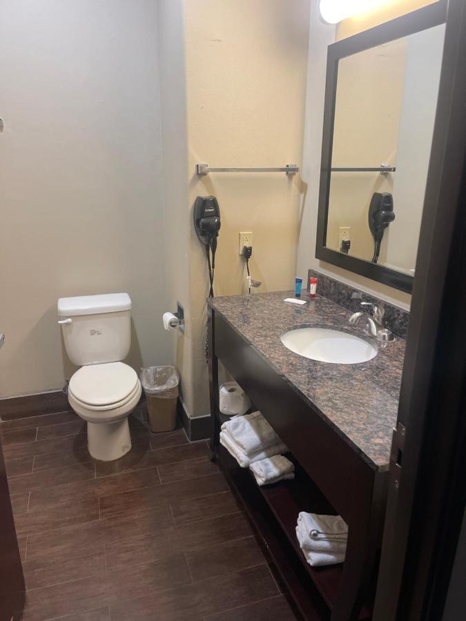 Plaza Inn and Suites — photo 7