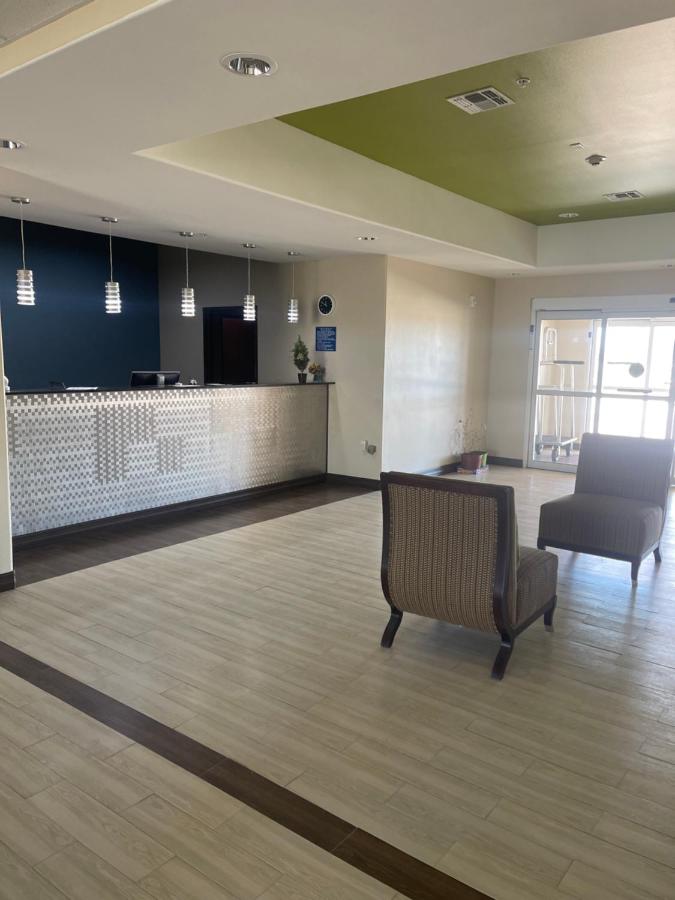 Plaza Inn and Suites — photo 10
