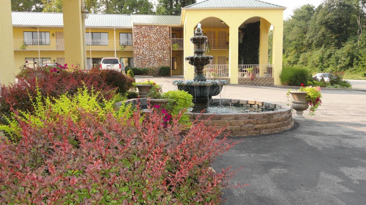 Golden Manor Inn & Suites — photo 16