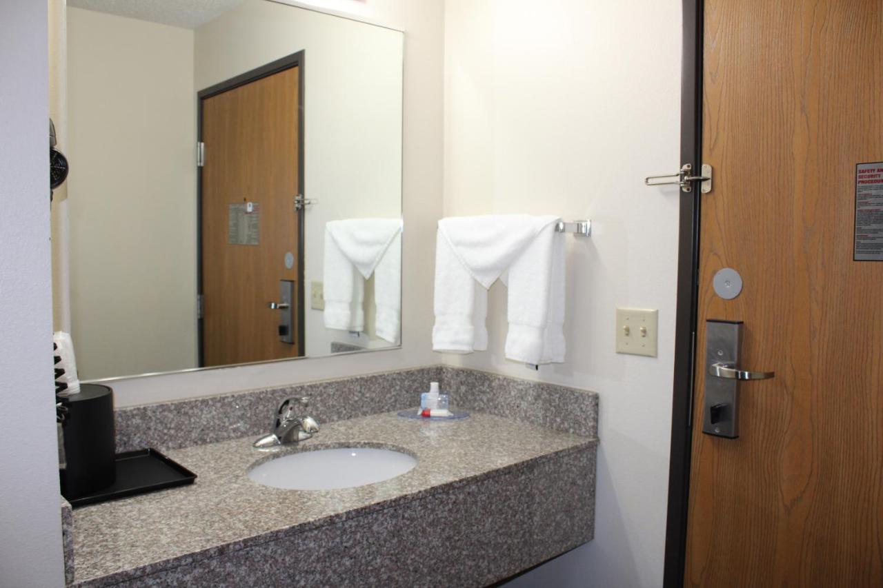 Reston Inn & Suites — photo 16