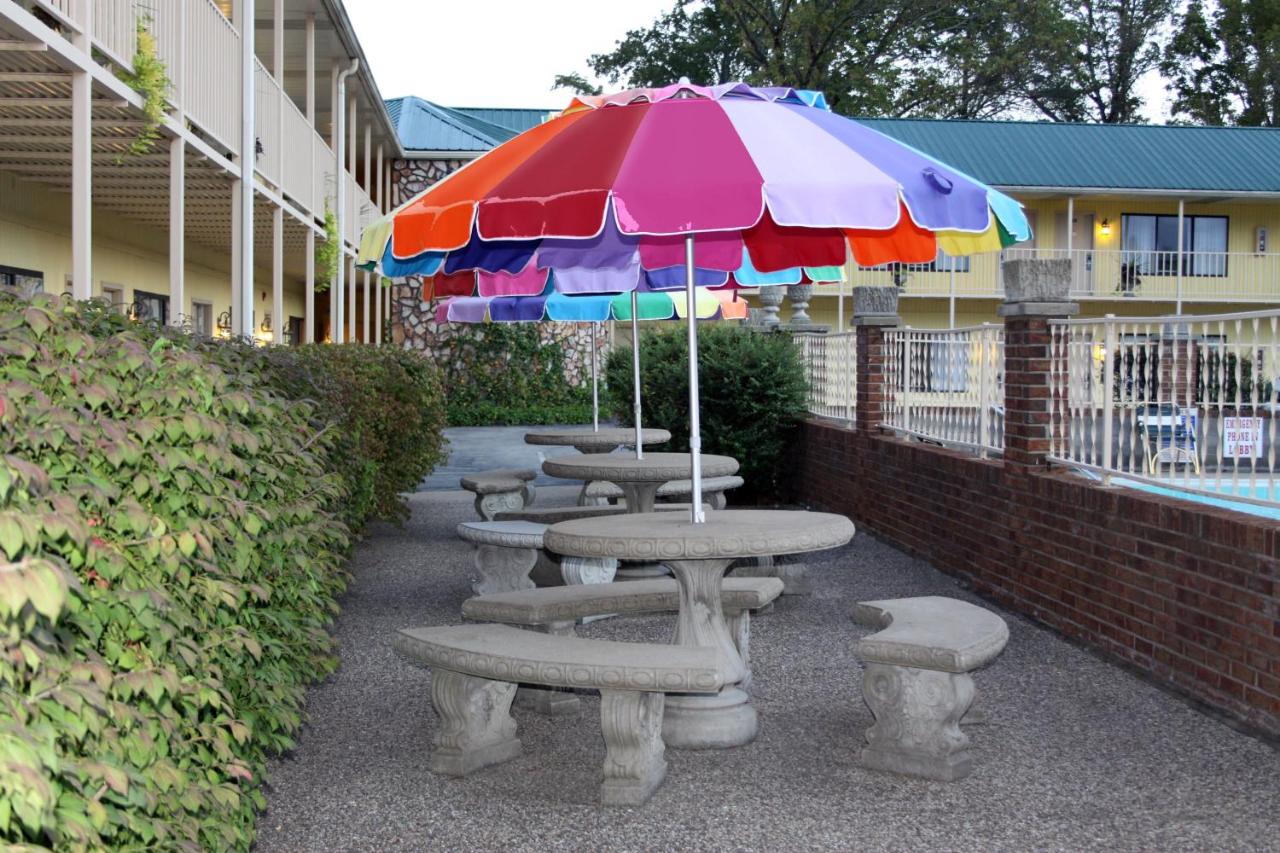Golden Manor Inn & Suites — photo 19