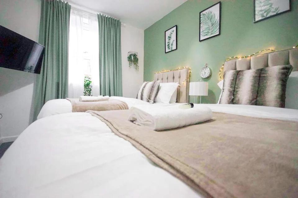 {{ hotelInfo.altText }}