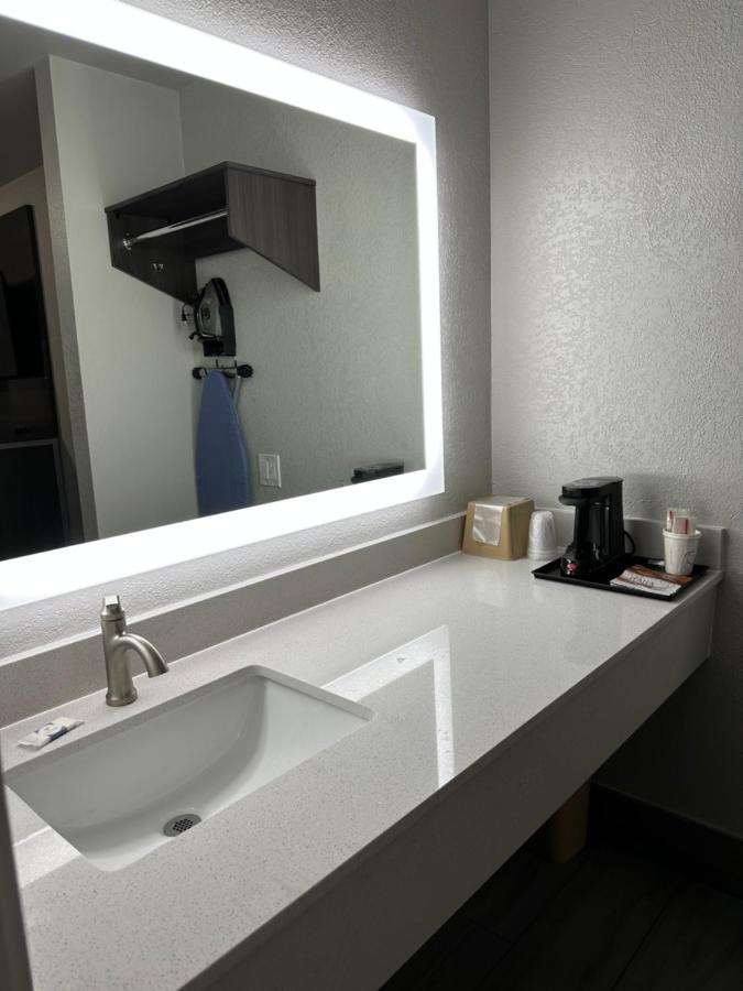 Sleepy Traveler Motel — photo 18