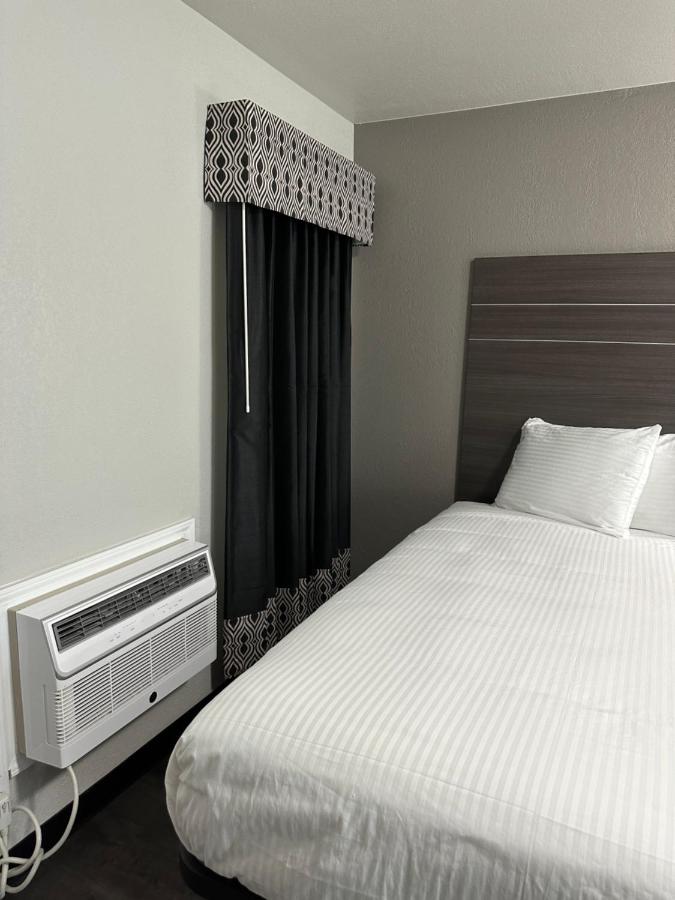 Sleepy Traveler Motel — photo 24