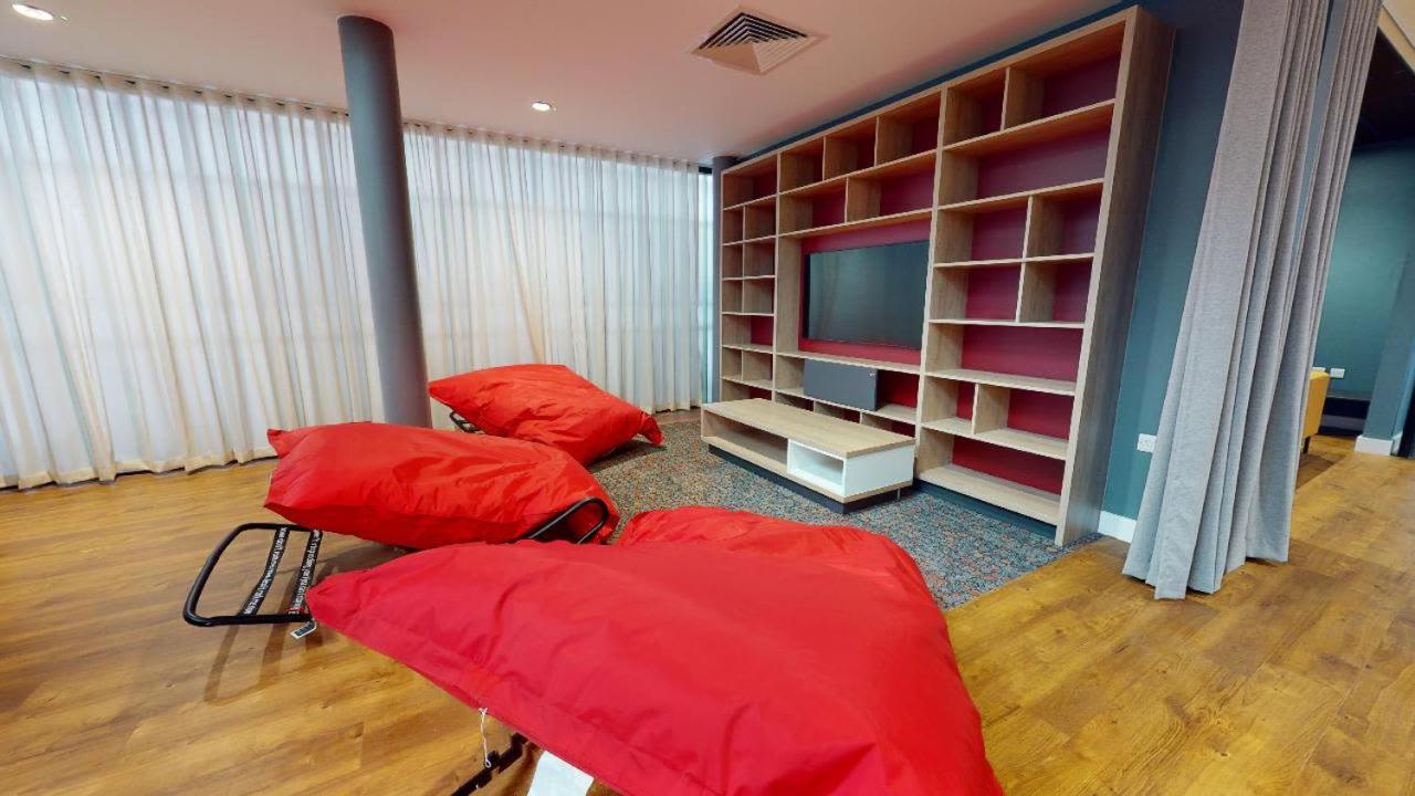 For Students Only iQ Will Wyatt Court London - 3