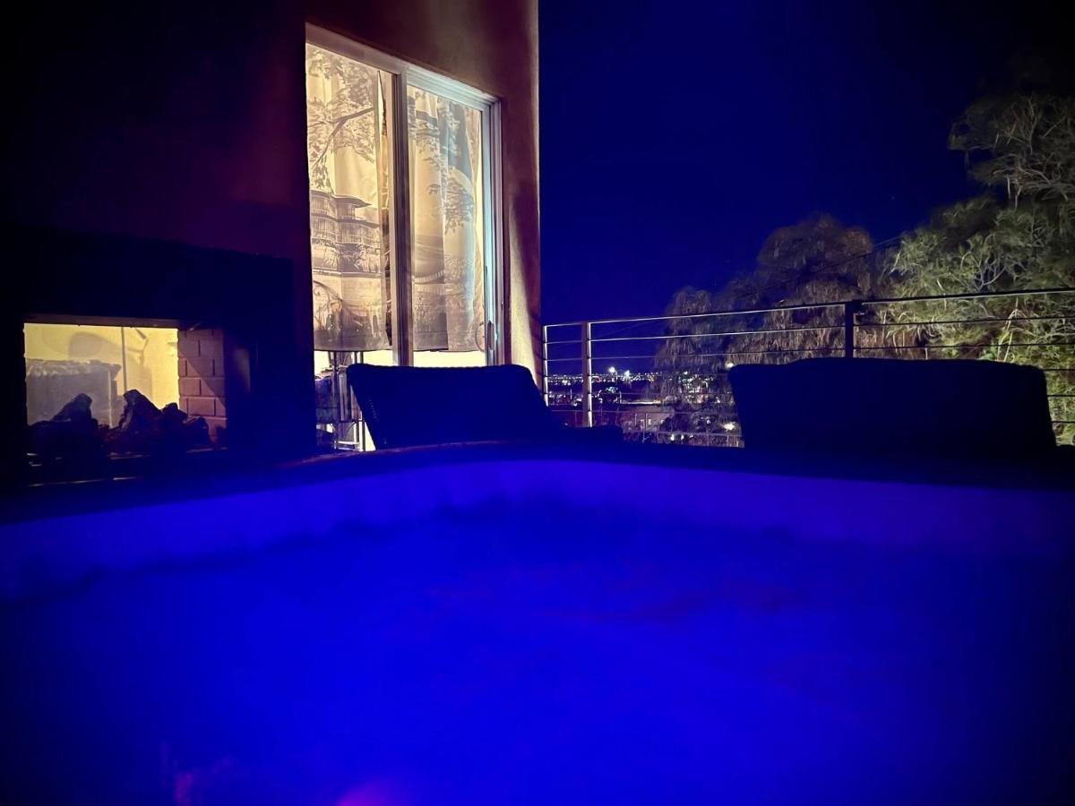 {{ hotelInfo.altText }}