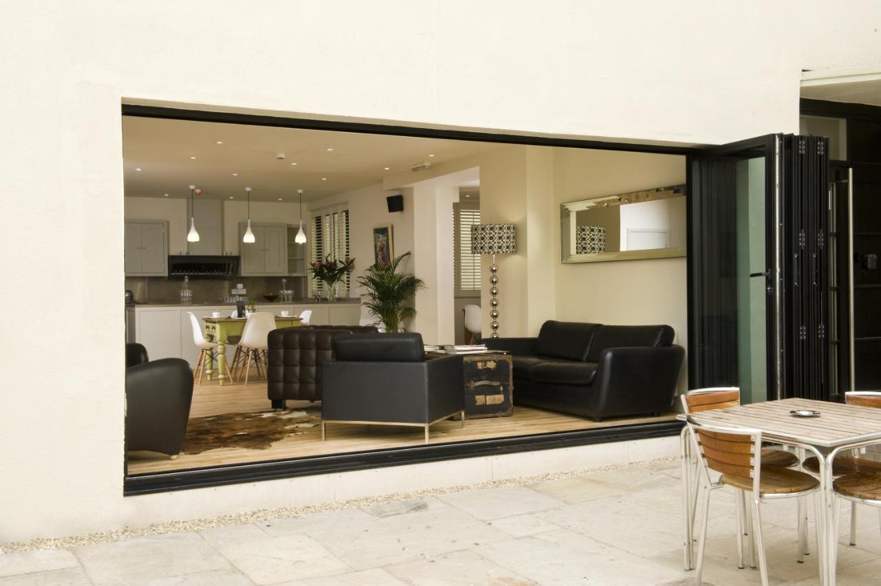 {{ hotelInfo.altText }}