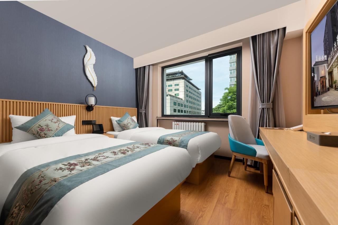 East Sacred Hotel--Very near Beijing Tiananmen Square ,the Forbidden City,The temple of heaven,3 minutes walk from Wangfujing Subway St,Located in the center of Beijing,Provide heating in winter,Newly renovated hotel-Able to receive foreign guests photo