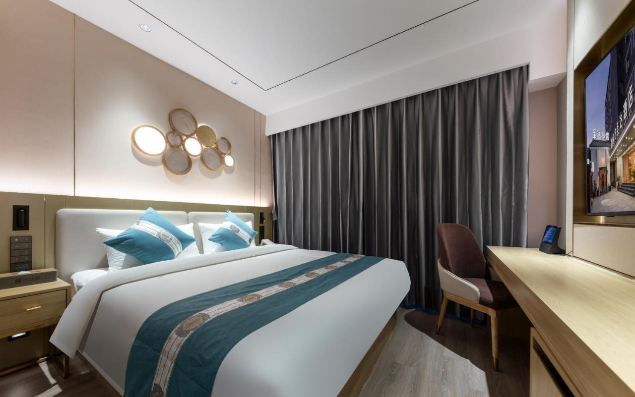 East Sacred Hotel--Very near Beijing Tiananmen Square ,the Forbidden City,The temple of heaven,3 minutes walk from Wangfujing Subway St,Located in the center of Beijing,Provide heating in winter,Newly renovated hotel-Able to receive foreign guests photo