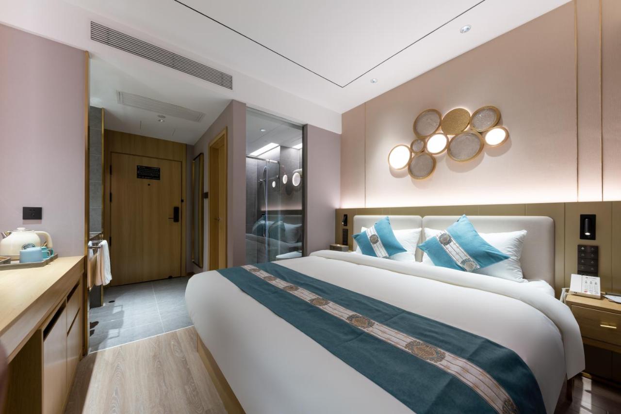 East Sacred Hotel--Very near Beijing Tiananmen Square ,the Forbidden City,The temple of heaven,3 minutes walk from Wangfujing Subway St,Located in the center of Beijing,Provide heating in winter,Newly renovated hotel-Able to receive foreign guests photo