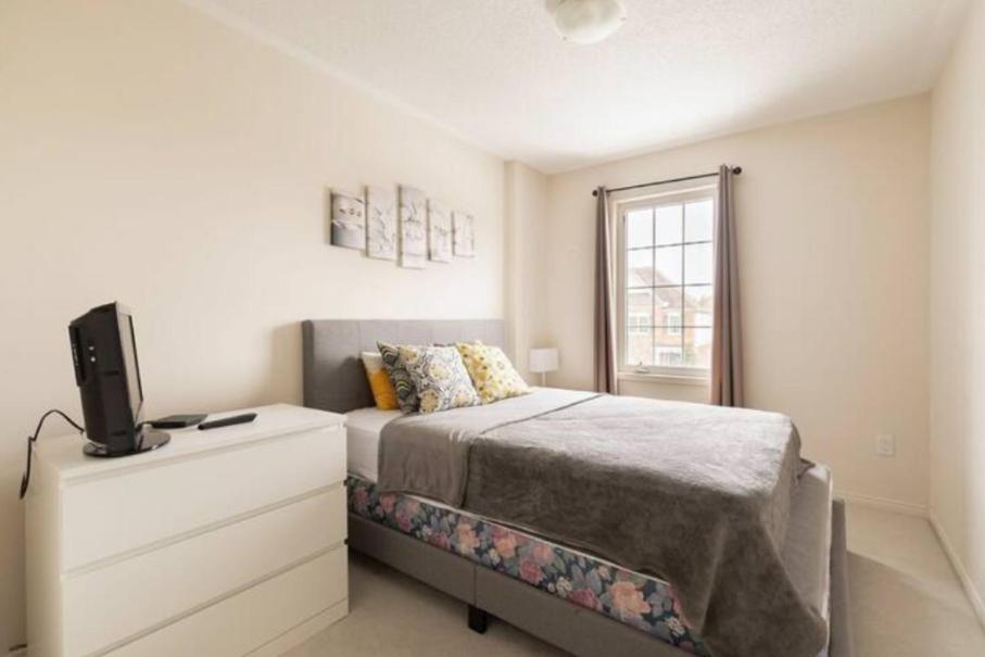 Private room - Sweet Suites Whitby - Multiple Properties photo