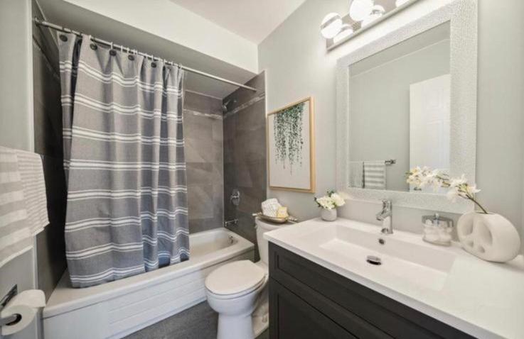 Private room - Sweet Suites Whitby - Multiple Properties photo