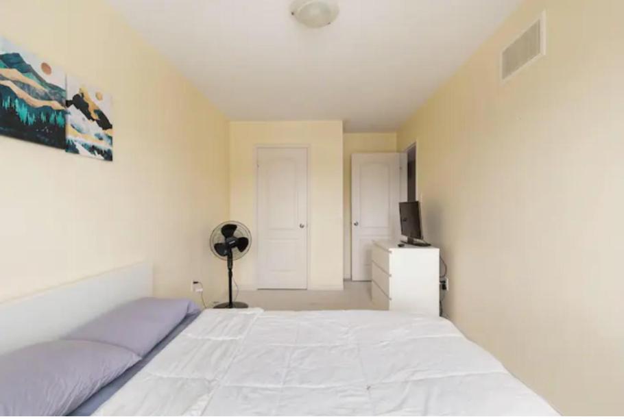 Private room - Sweet Suites Whitby - Multiple Properties photo