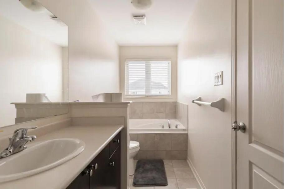Private room - Sweet Suites Whitby - Multiple Properties photo