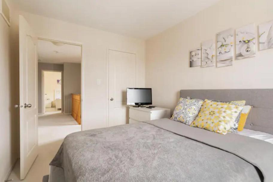 Private room - Sweet Suites Whitby - Multiple Properties photo