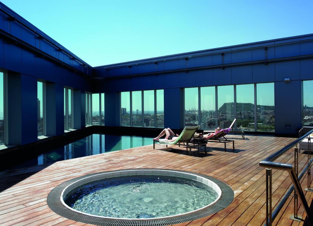 Rooftop swimming pool: Novotel Barcelona City