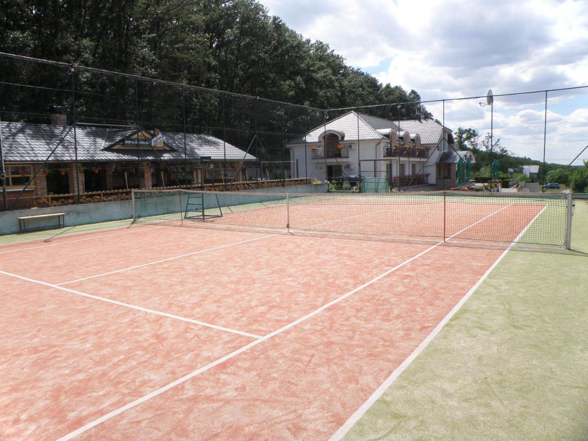 Tennis court: Mery Ján