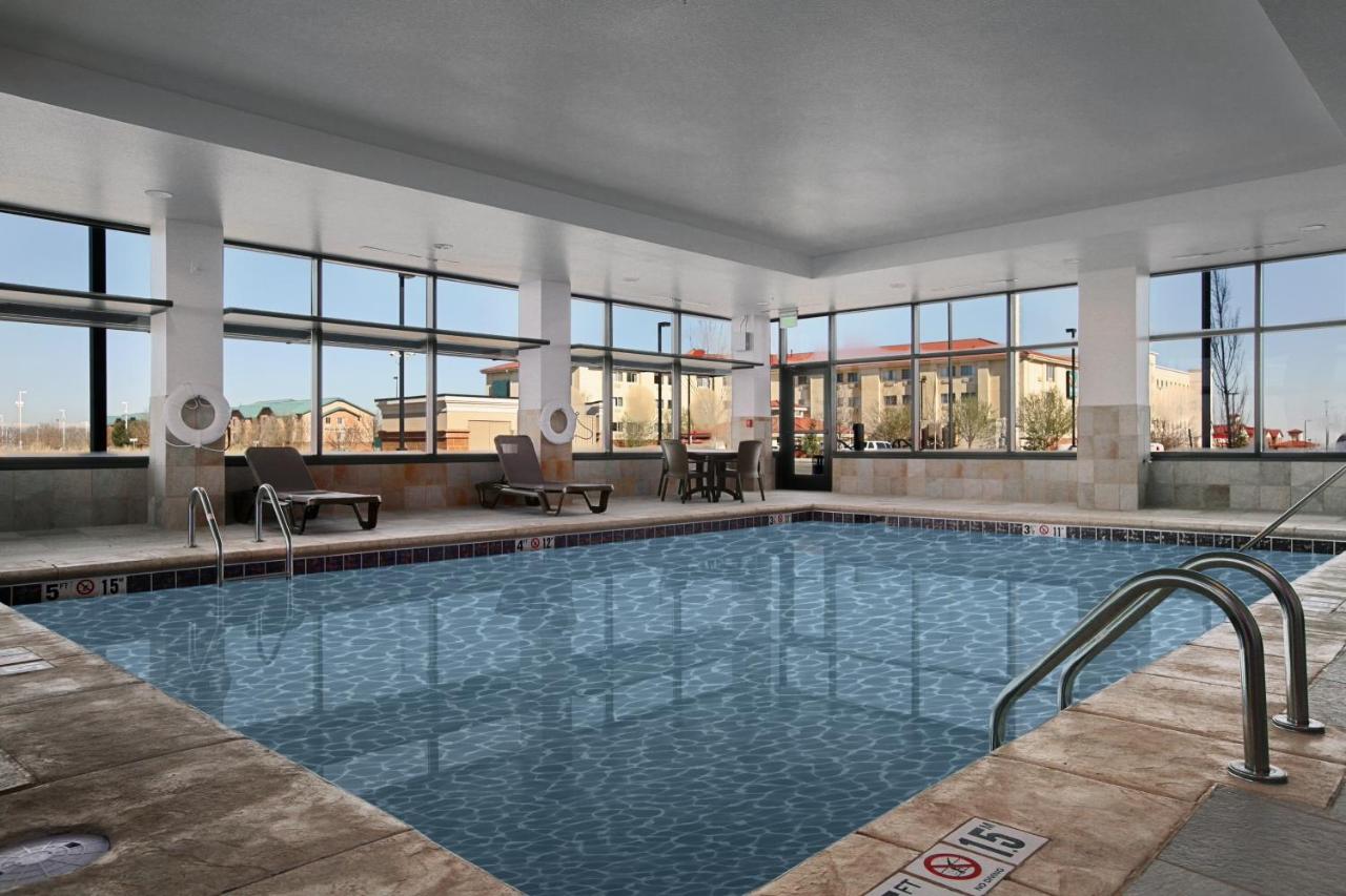 Heated swimming pool: Baymont by Wyndham Denver International Airport