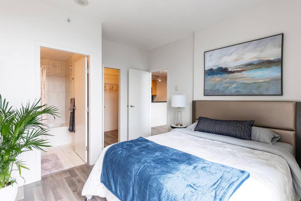 Marvelous 2 Bed Condo in Yaletown Panoramic Views! photo