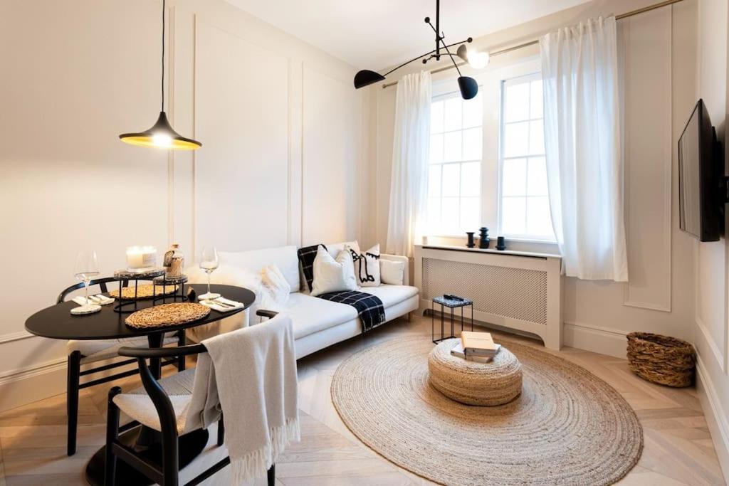 {{ hotelInfo.altText }}