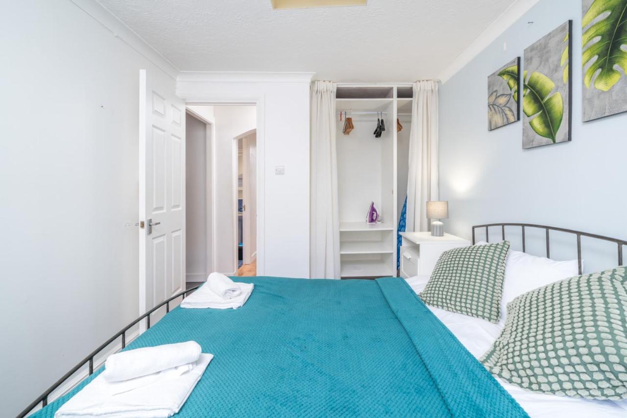 Crawley 1-Bedroom Pet Friendly Apartment photo