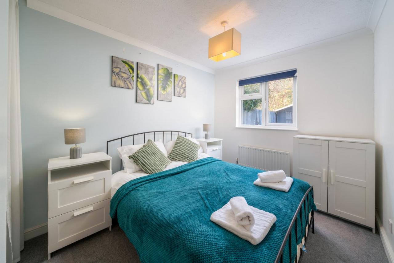 Crawley 1-Bedroom Pet Friendly Apartment photo