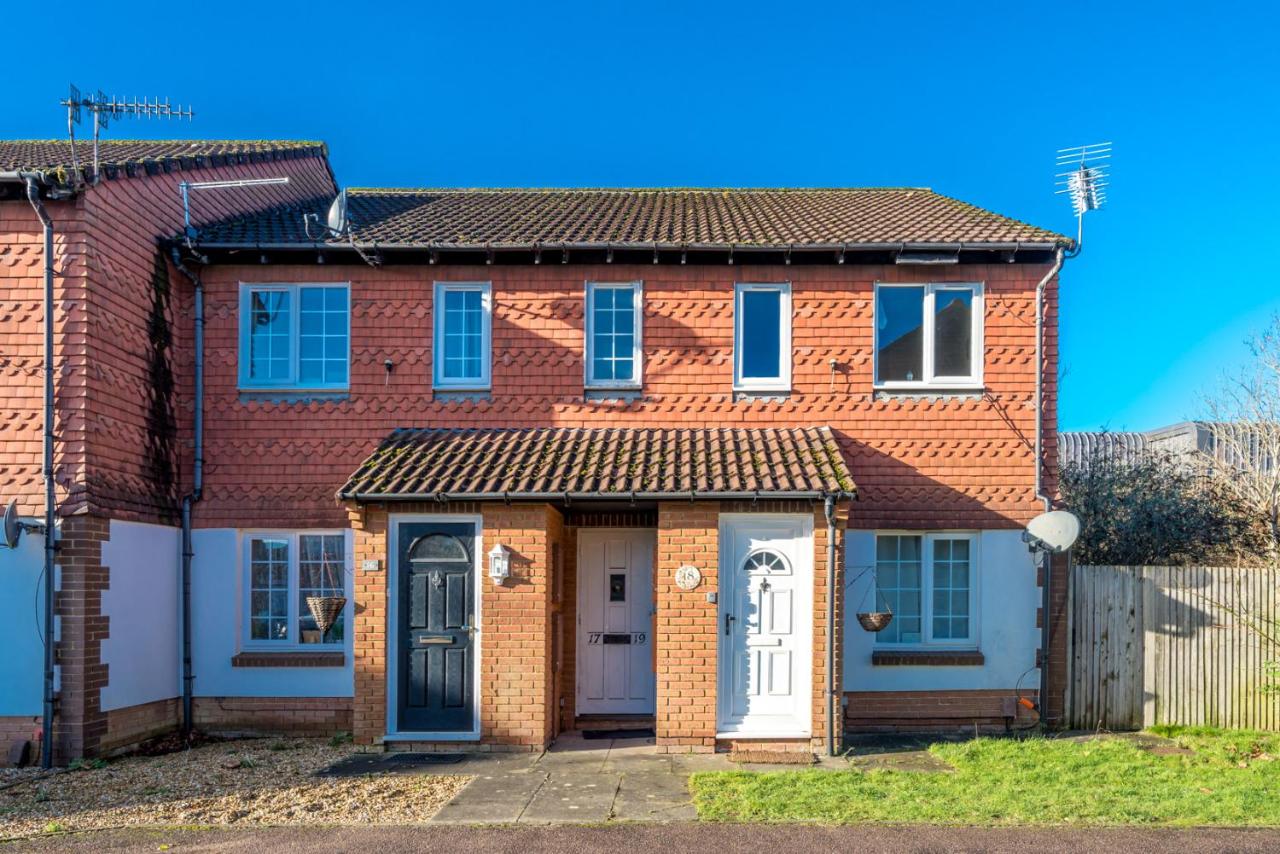 Crawley 1-Bedroom Pet Friendly Apartment photo