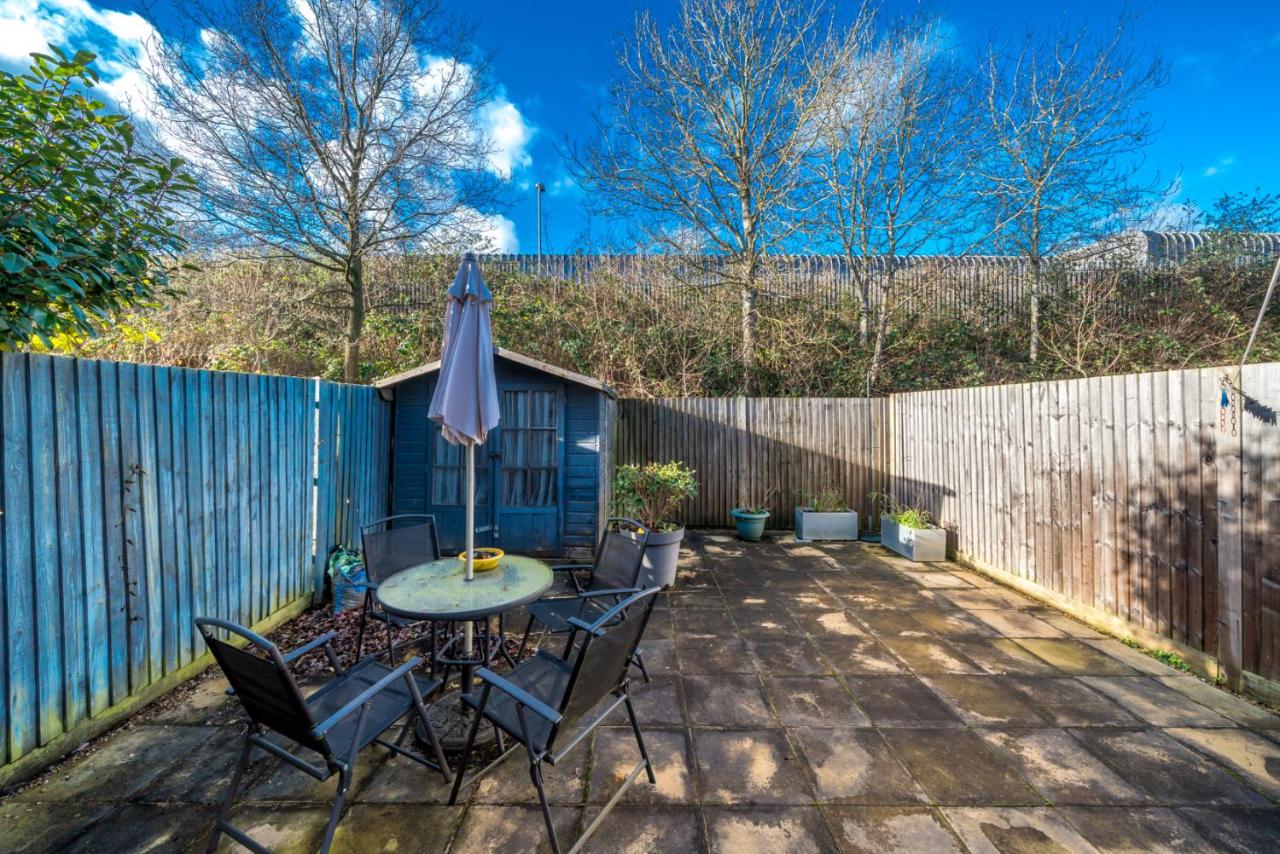 Crawley 1-Bedroom Pet Friendly Apartment photo