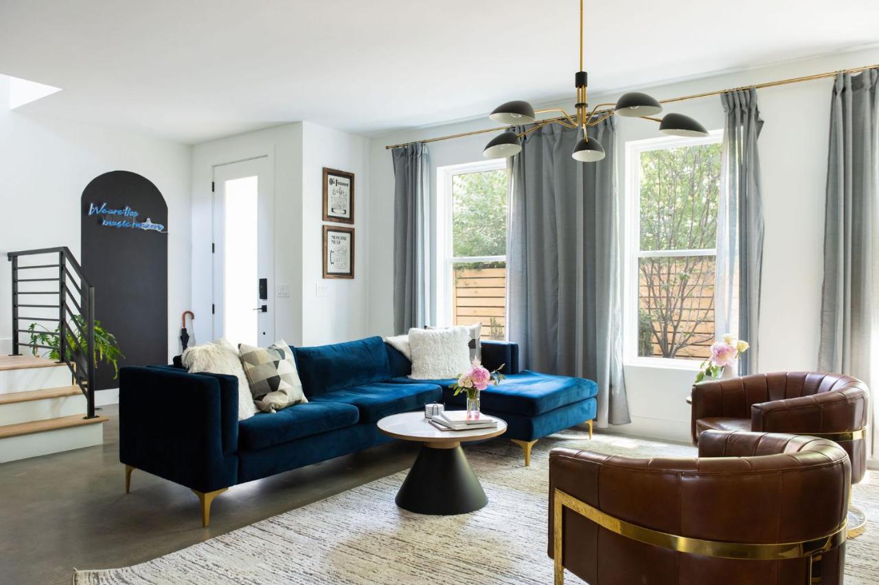 Gated Luxe Home with Rooftop, Bunk Room, & Parking, Sleeps 10 with King Suite, Queen Rooms & Custom Bunks, Gourmet Kitchen with Wine Fridge, Rooftop Patio, Dog Friendly, Dedicated Parking, Mins from Downtown and Broadway, 24 Hour Hospitality