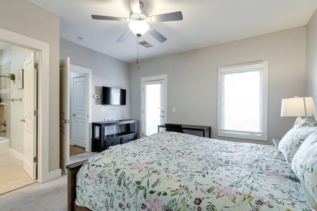 The Celebrity - Free Parking, Central, Vanderbilt - 3