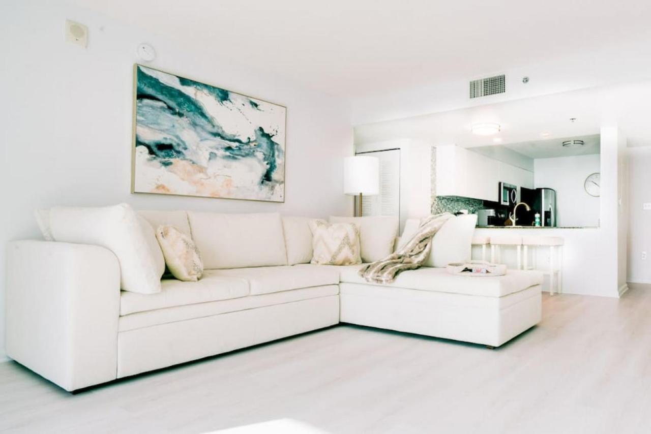 2BR Penthouse with Unbeatable Water Views and Parking