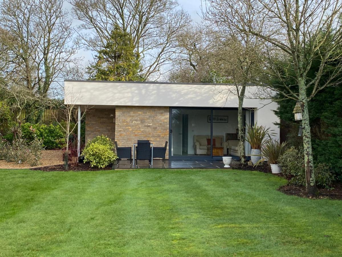 {{ hotelInfo.altText }}