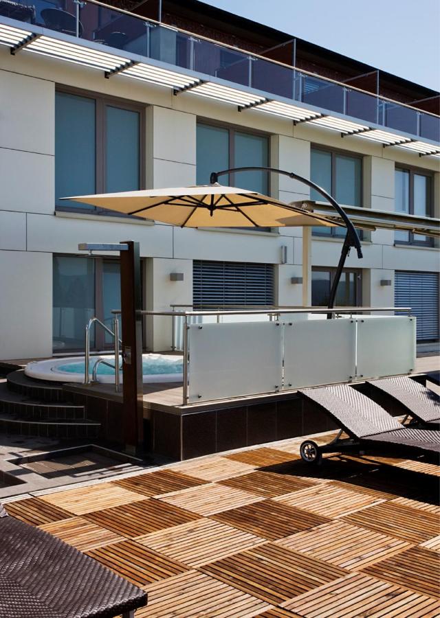 Heated swimming pool: Wabi Hotel - Beauty & Dental Center