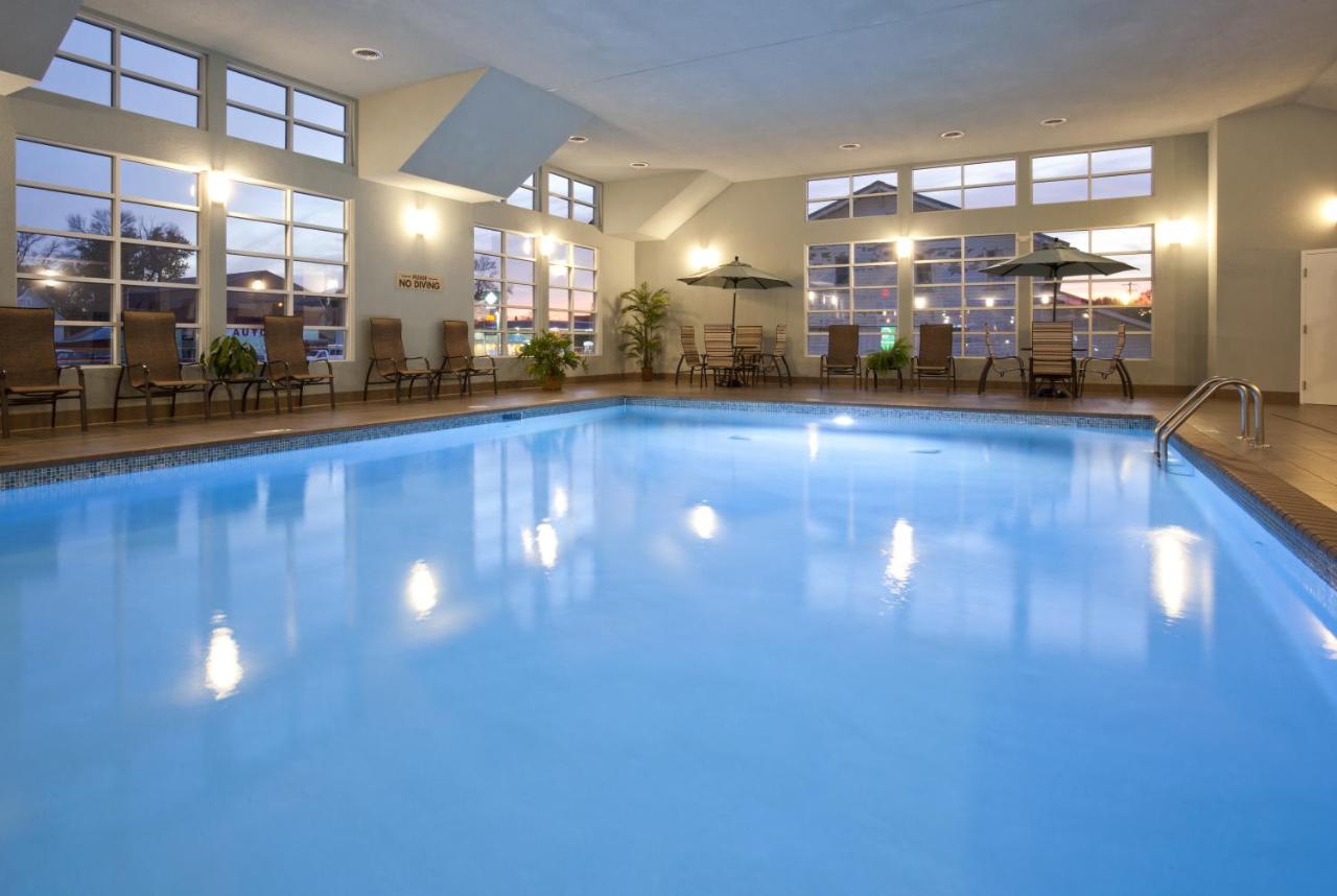 Heated swimming pool: GrandStay Hotel & Suites - Glenwood