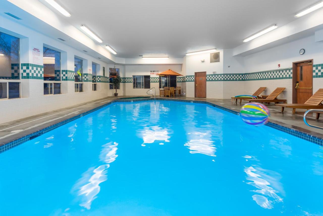 Heated swimming pool: Wood River Inn & Suite