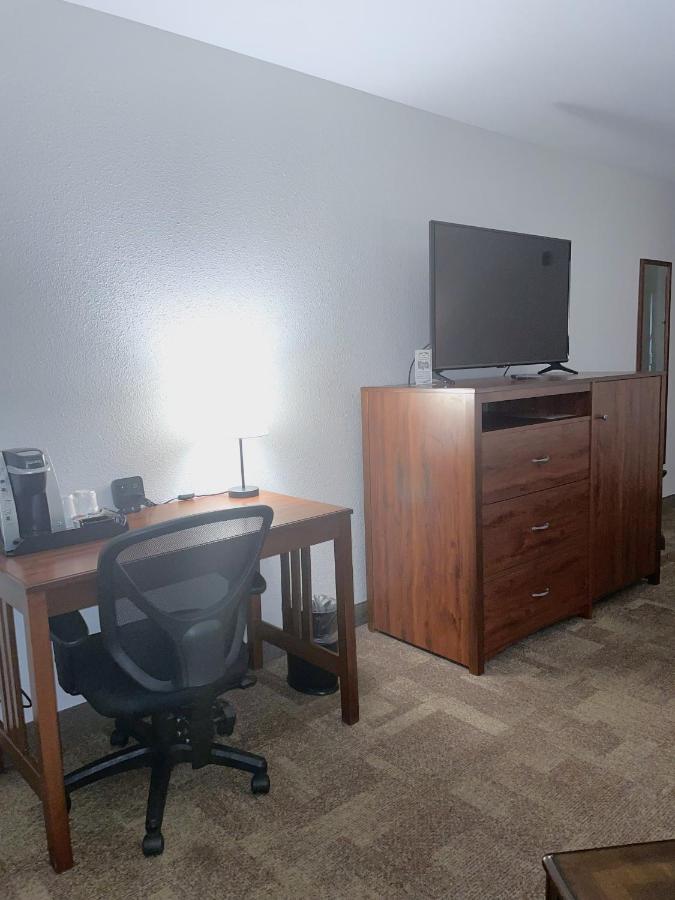 Boothill Inn and Suites — photo 17