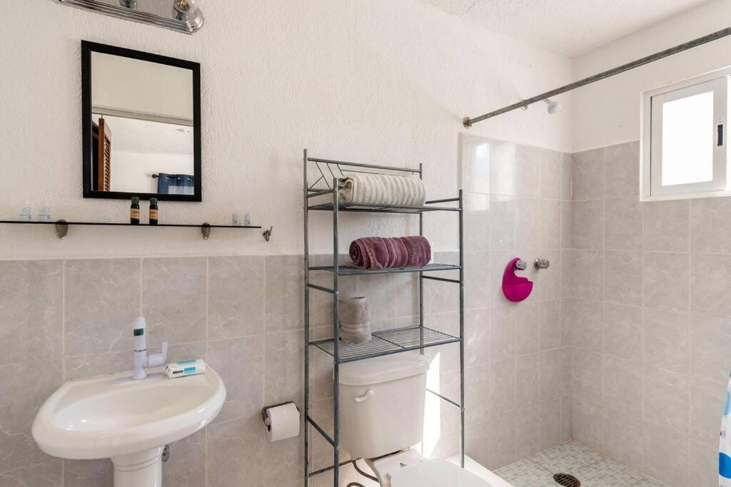 Micro Studio perfect for backpackers, couples, 3 min drive to Playa El Nino - 3
