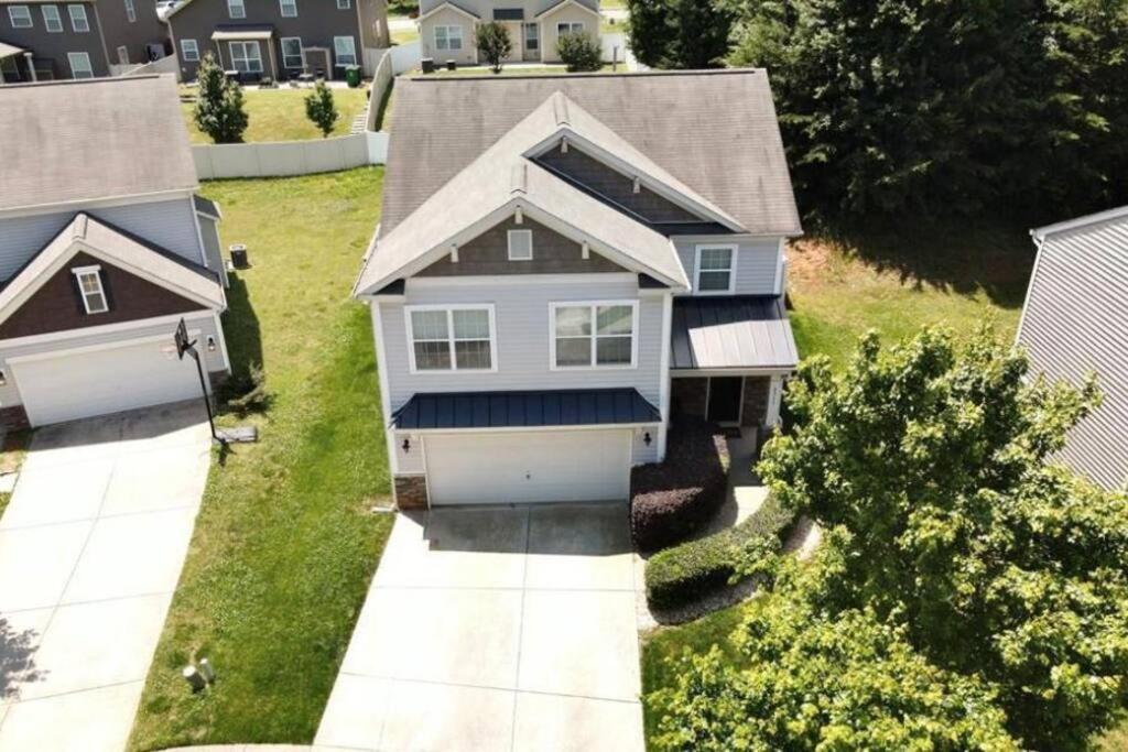 {{ hotelInfo.altText }}