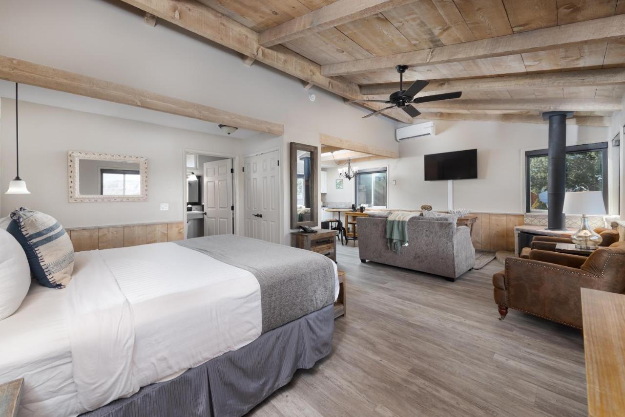 Sky Ranch Lodge — photo 18