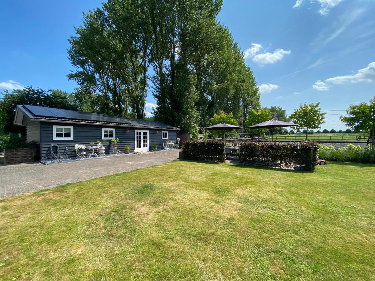 a large yard in front of a house at B & B d’ Uitwijkerpoort 