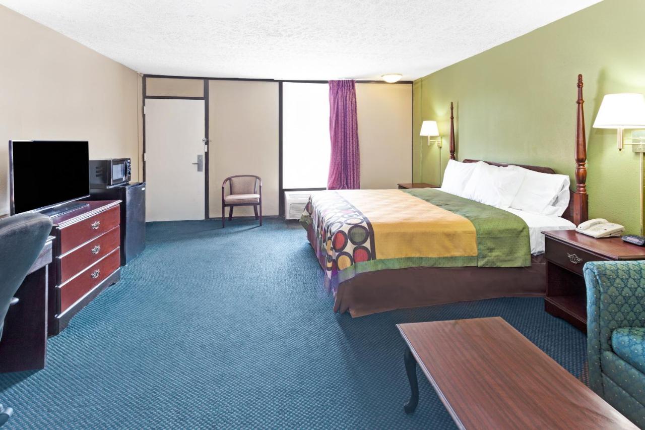 Royal Inn & Suites — photo 14