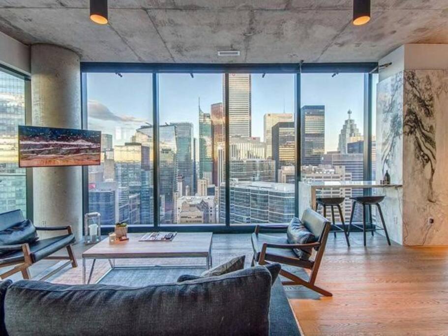 Executive Suite in Toronto Financial District photo