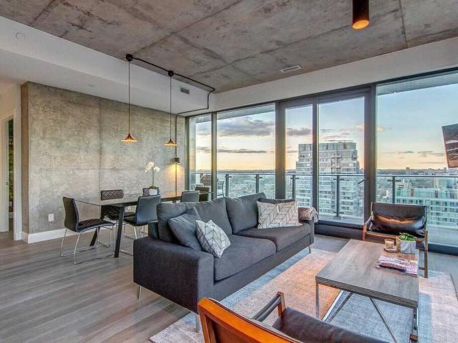 Executive Suite in Toronto Financial District photo
